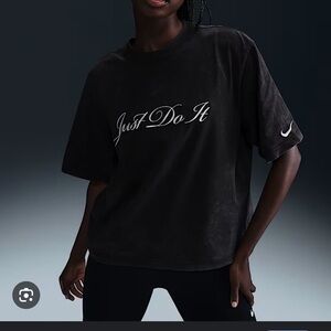 Nike woman’s NWT loose tee - medium